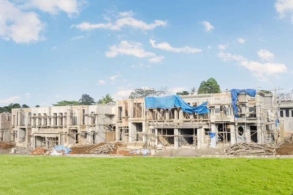 Neues Wohnhaus mit begrüntem Hof — Stockfoto