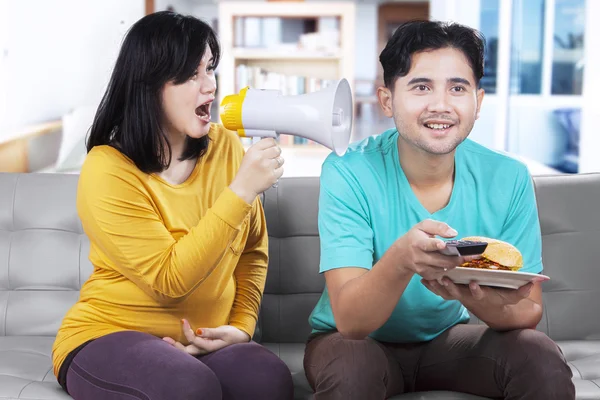 Mulher grávida gritando com o marido — Fotografia de Stock