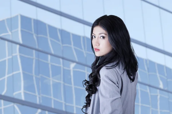 Ganska asiatiska affärskvinna med långt hår — Stockfoto