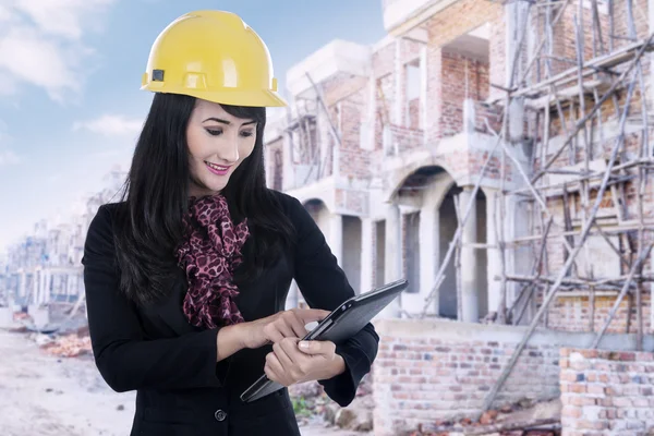 Real estate agent with tablet at construction site — Stock Photo, Image