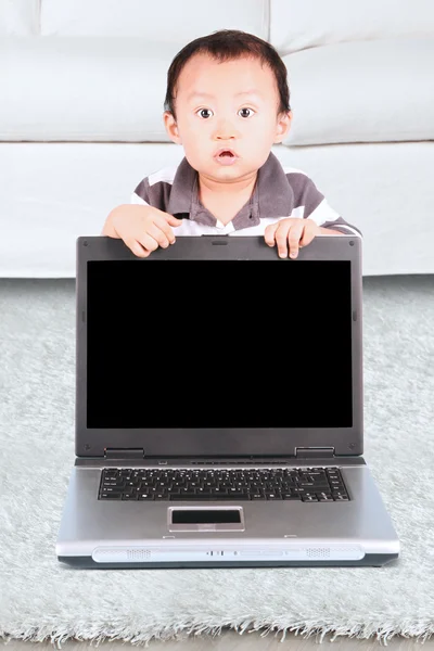 Förvånad över liten baby med laptop — Stockfoto