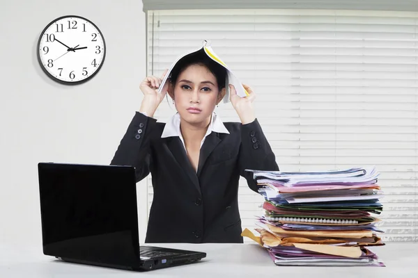 Trötta medarbetare med pappersarbete i office — Stockfoto