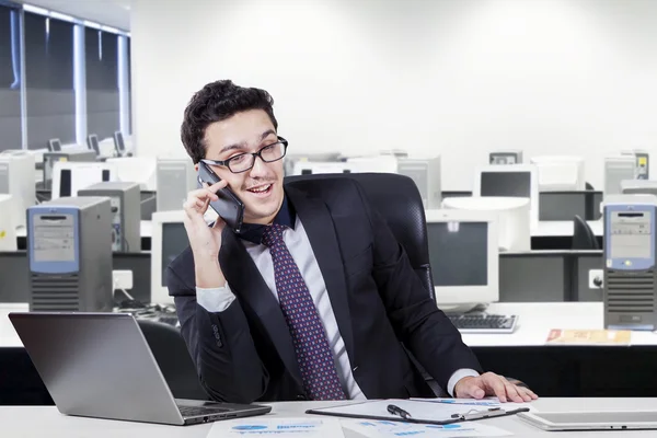 Werknemer spreken op de mobiele telefoon in kantoorruimte — Stockfoto