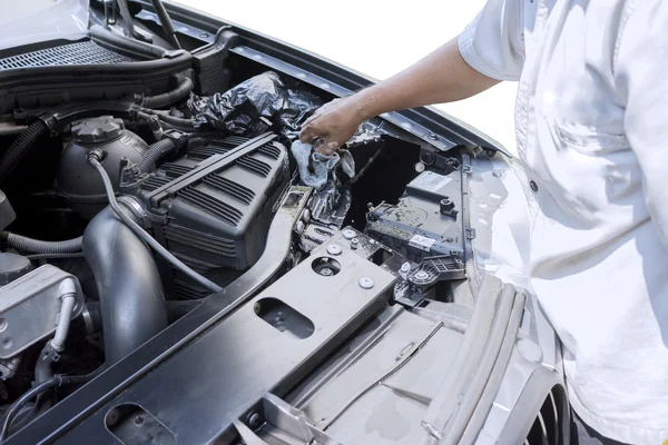 Travailleur utilisant un chiffon pour nettoyer la machine de voiture — Photo