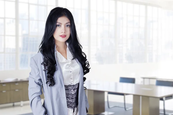 Junge Geschäftsfrau mit langen Haaren am Arbeitsplatz — Stockfoto
