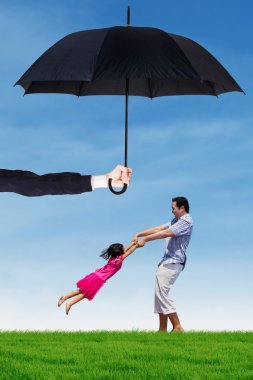 Baba ve kızı Field'da şemsiyesi altında oynarken