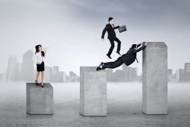 Kadın lideri öğretim verir