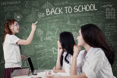 Kız arkadaşları bir bölümünü açıklayan