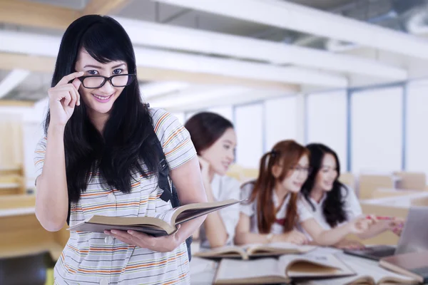 Kvinnlig student och hennes vänner studera i klass — Stockfoto