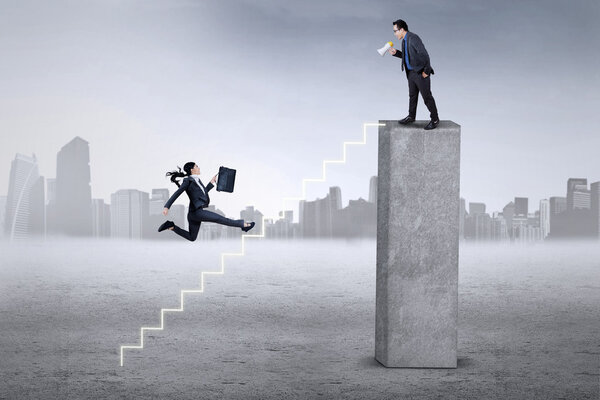 Женщина-предприниматель звонила своему менеджеру
