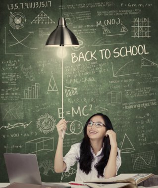 Öğrenci sınıfta bir ampul açmak