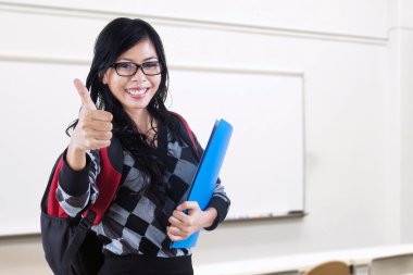 Sınıfta öğrenci gösterileri Tamam imzalamak