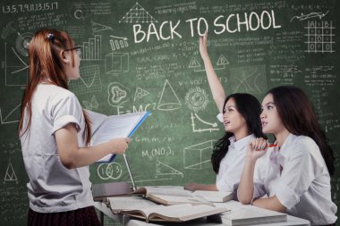 Sınıfta okuyan öğrenciler