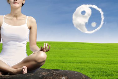 Yakın çekim kadın egzersiz yoga