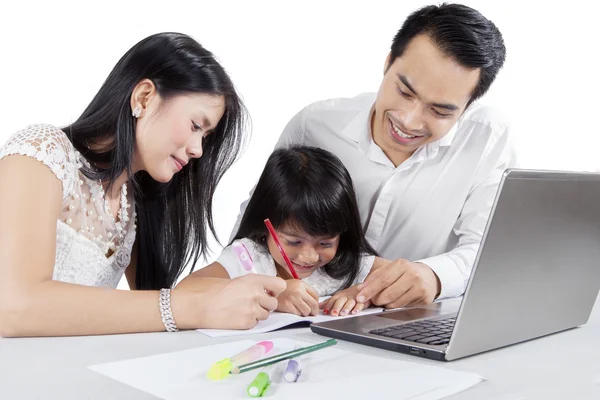 Los padres asiáticos enseñan a su hijo a escribir — Foto de Stock