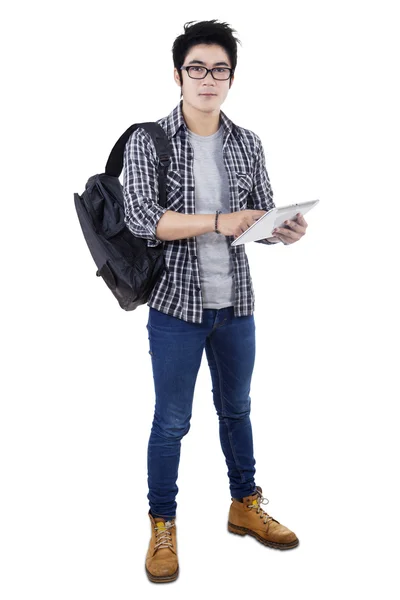 Estudante universitário asiático com tablet em estúdio — Fotografia de Stock