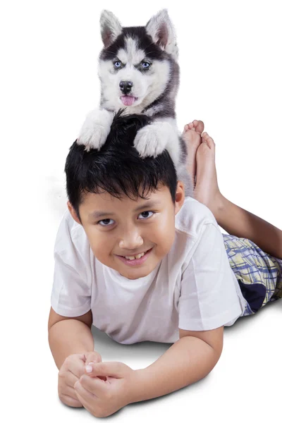 Niño y perro husky en su cabeza — Foto de Stock