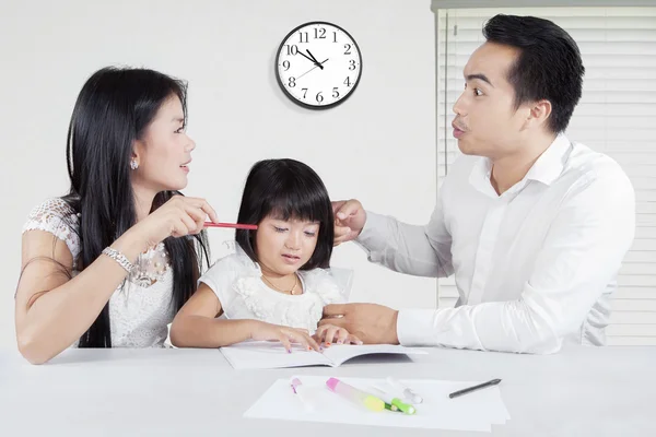 Paar streitet vor Kind — Stockfoto