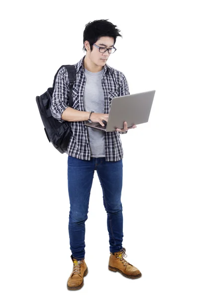 Estudiante universitario utiliza portátil en el estudio — Foto de Stock