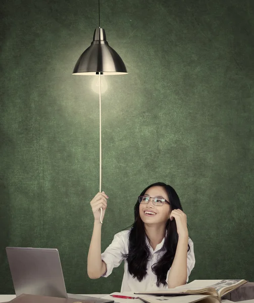 High school student tur på en glödlampa — Stockfoto