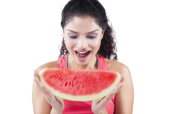 Gelukkig Indiase vrouw eten van watermeloen — Stockfoto