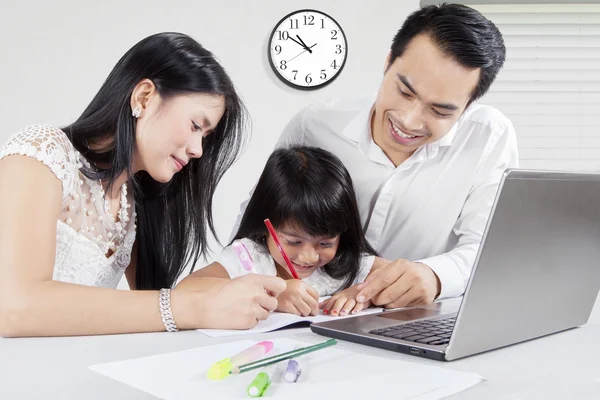 Man and his wife teach their daughter — Stock Photo, Image