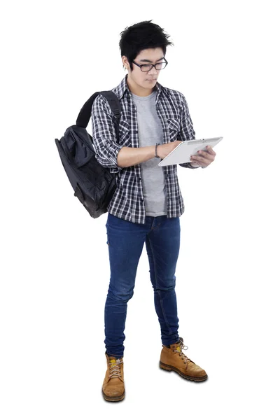 Male student uses tablet in studio — Stock Photo, Image