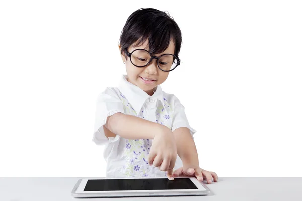 Malá Asiatka pomocí tabletu na stole — Stock fotografie