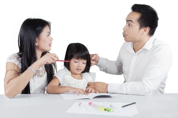 Ragazza triste con i suoi genitori litigando — Foto Stock