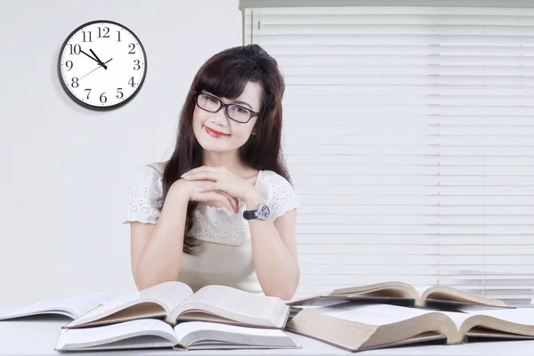 Jolie étudiante avec des livres sur le bureau — Photo