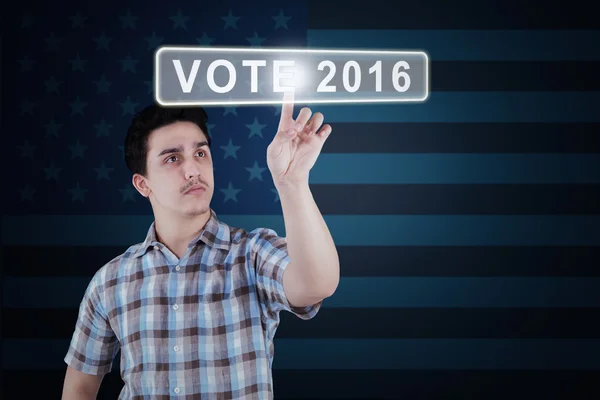 Чоловік торкається кнопки голосування — стокове фото
