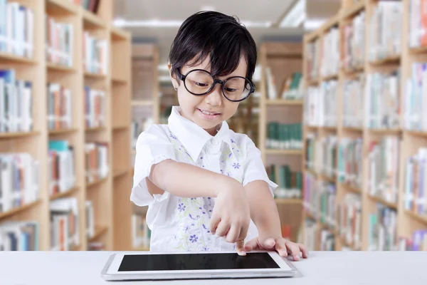 Student aanraken van de Tablet PC-scherm in bibliotheek — Stockfoto