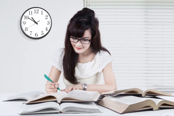 Eleven förbereder examen när du läser böcker — Stockfoto