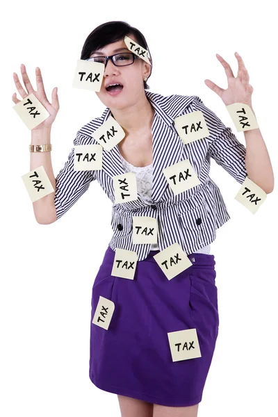 Frau mit Zetteln zur Erinnerung an Steuerzeit — Stockfoto
