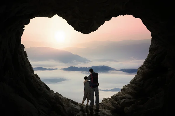 Jonge vader in grot met zijn zoon — Stockfoto