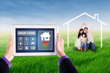 Akıllı ev denetleyicisinde tablet ve mutlu bir aile