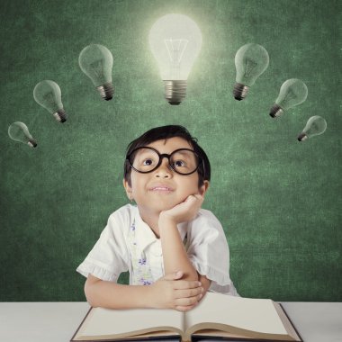 Sınıfta ampul altında hayal kız