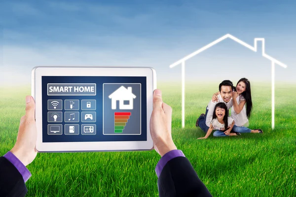 Smart Home System und glückliche Familie — Stockfoto