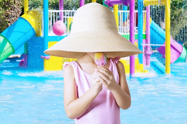 Chica lame helado en la piscina — Foto de Stock