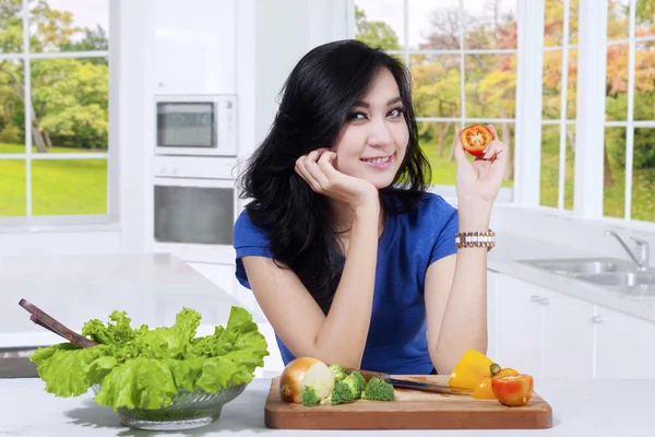 Asiatin hält eine frische Tomate in der Hand — Stockfoto