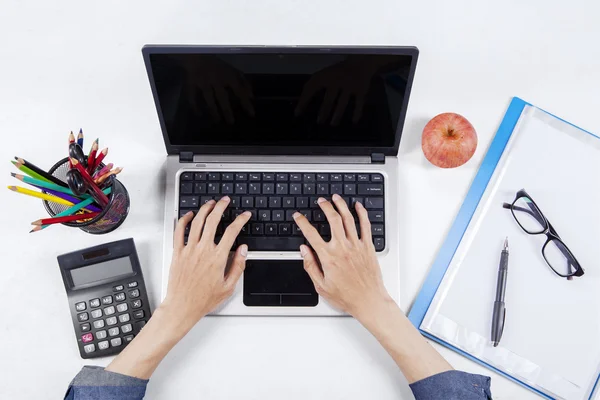 Studentenhände benutzen Laptop auf Schreibtisch — Stockfoto