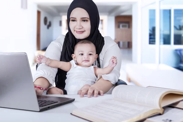 Ibu dan bayi bekerja dengan laptop di rumah — Stok Foto