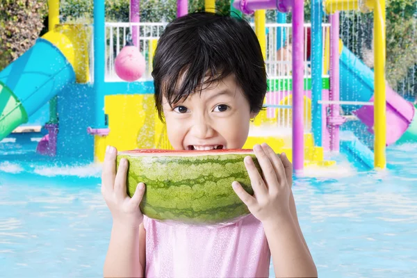 Menina asiática comendo melancia fresca — Fotografia de Stock