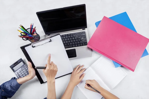 Student hand shows empty clipboard — Stock Photo, Image