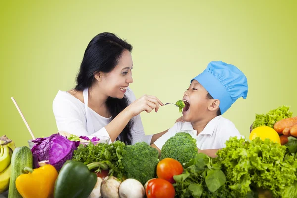 Mujer alimentando a su hijo con comida saludable — Foto de Stock