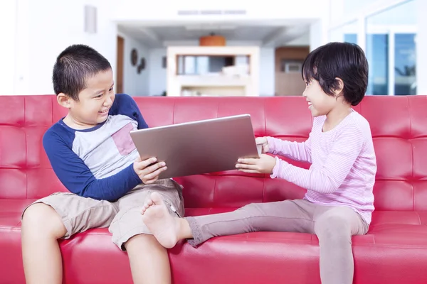 Two kids fighting over a notebook — Stock Photo, Image