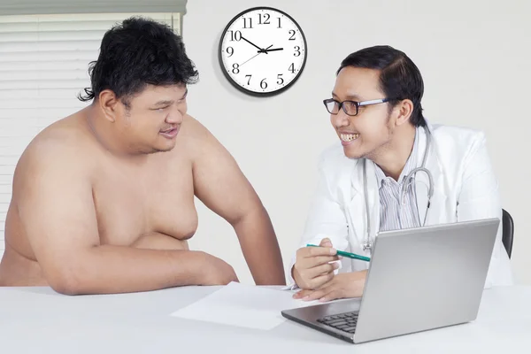 Doctor explaining the checkup result — Stock Photo, Image