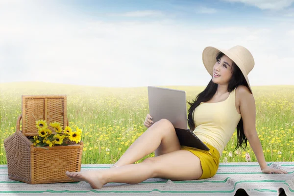 Modelo bonito com notebook no parque — Fotografia de Stock