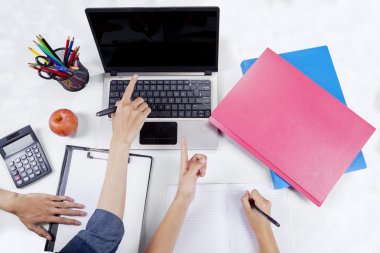 Öğrenci el laptop ekranında işaret