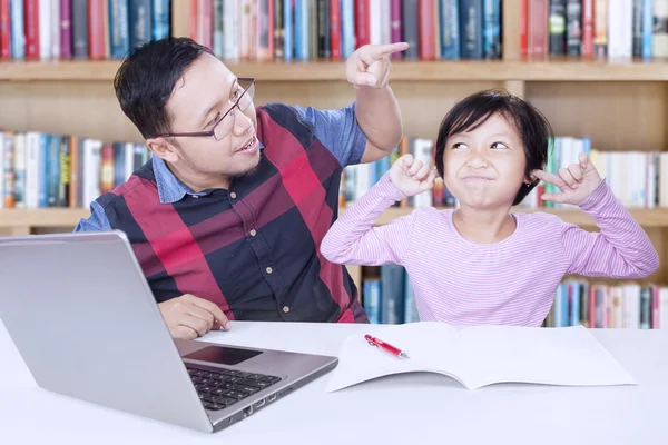 Homme ordonnant à un enfant d'étudier — Photo